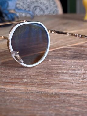 Ray-Ban‘s white rim